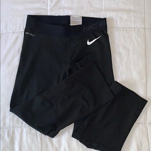Black Nike Pro cropped leggings